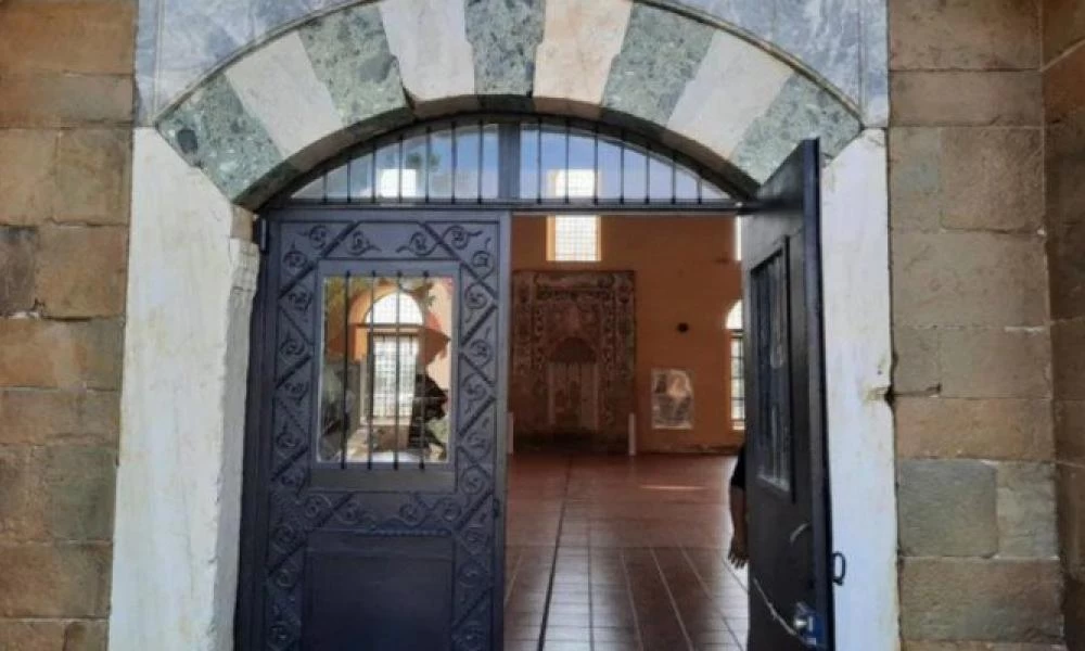 Ξεκίνησαν τα αντίποινα ή προβοκάτσια; - Επίθεση σε τζαμί στα Τρίκαλα